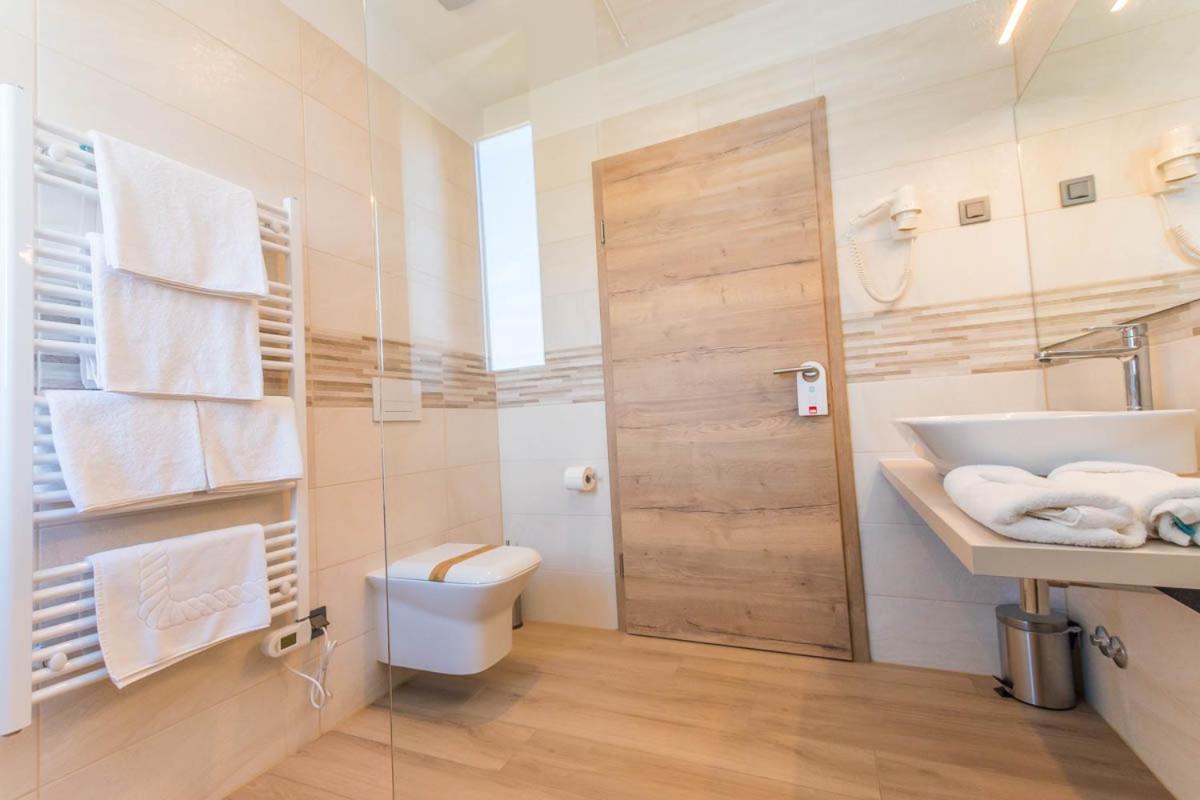 Hotel Delfin Lanterna Tar-Vabriga المظهر الخارجي الصورة