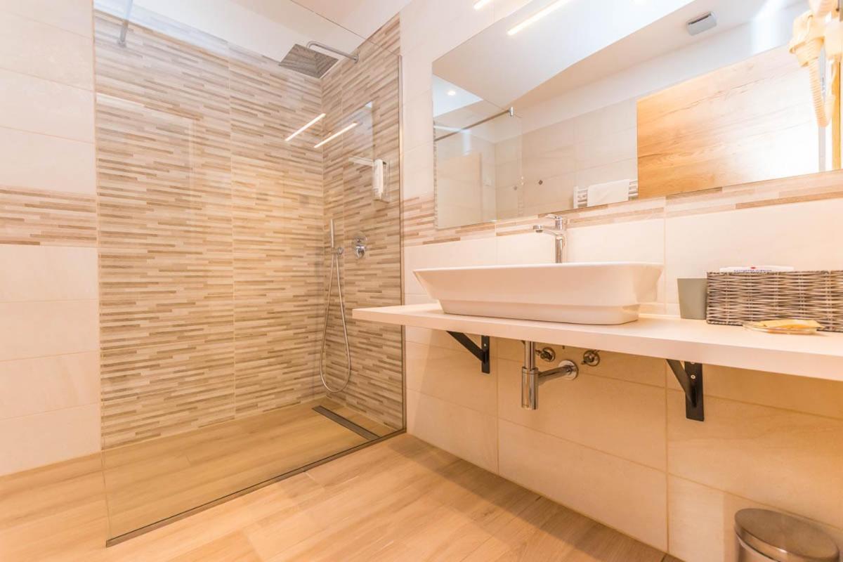 Hotel Delfin Lanterna Tar-Vabriga المظهر الخارجي الصورة